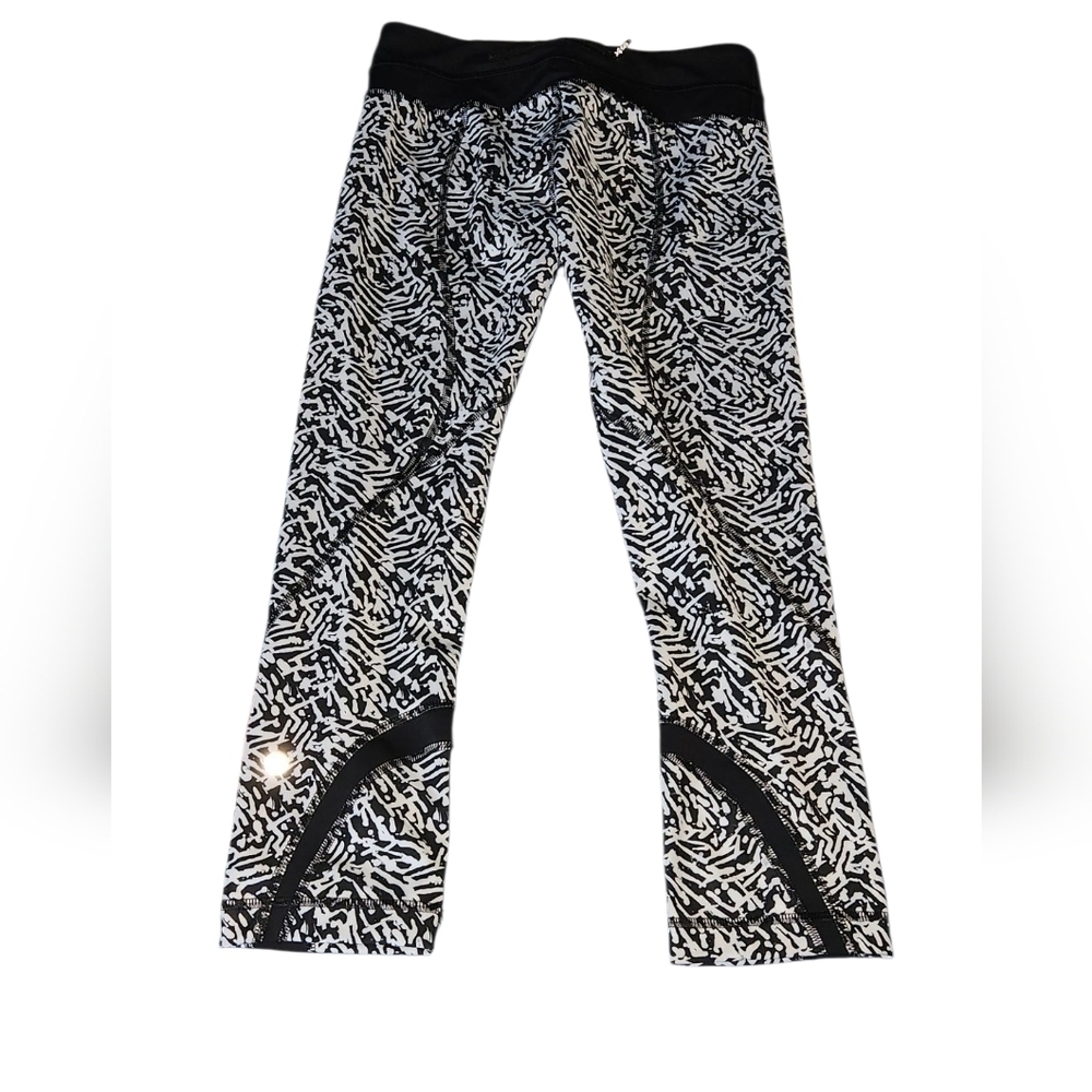 Lululemon Run Inspire Crop II Size 4 - Picture 2 of 6